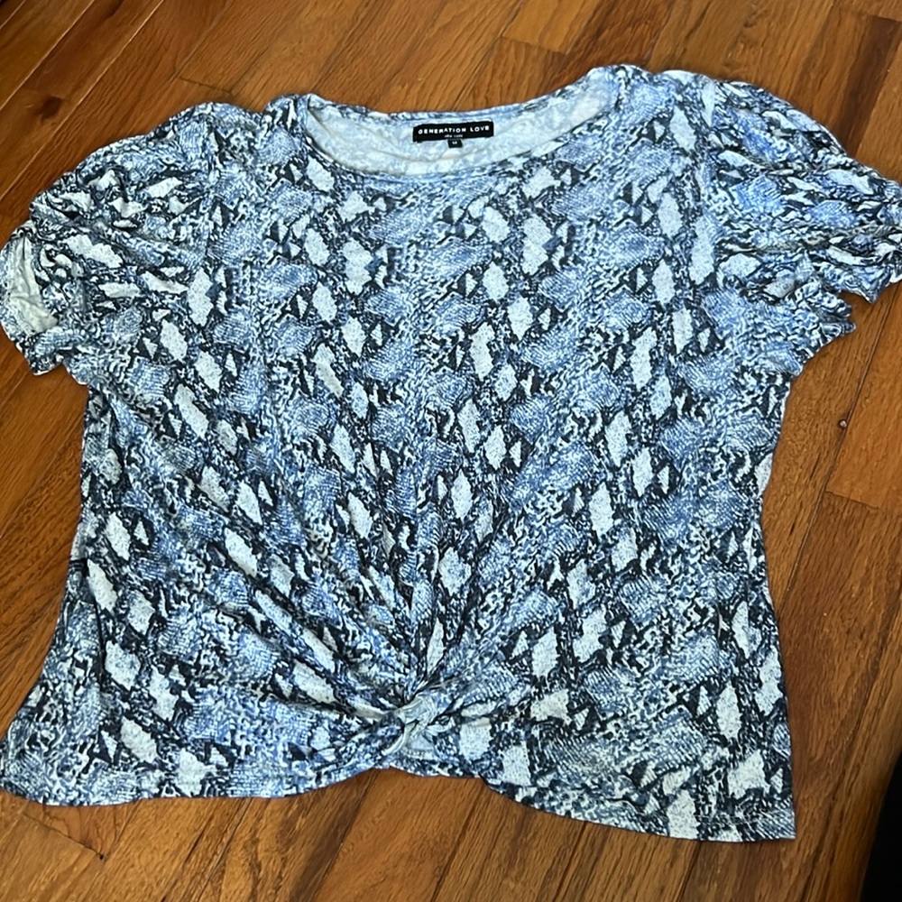 Blue snakeskin print short sleeve top. Navy and light blue. Knot in front.